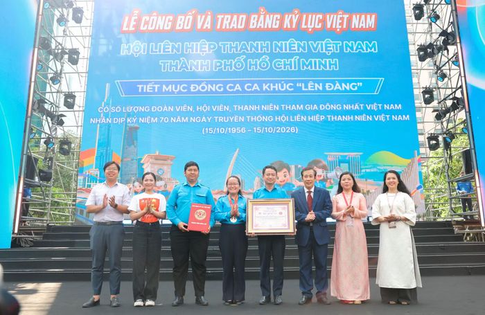 Tổ chức kỷ lục trao bằng chứng nhận cho Hội LHTN Việt Nam TP Hồ Chí Minh