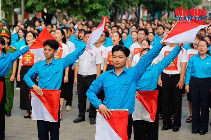 Đoàn viên, hội viên, thanh niên thể hiện khí thế của tuổi trẻ trong ca khúc "Lên Đàng" tại Phố đi bộ Nguyễn Huệ, TP Hồ Chí Minh.