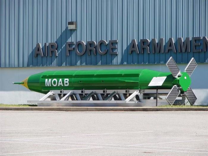 Bom GBU-43/B được trưng bày tại Bảo tàng Vũ khí Không quân, căn cứ Không quân Eglin, bang Florida (Mỹ). Ảnh: Wikipedia