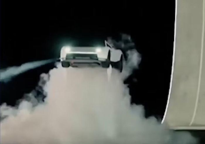 Mẫu xe thể thao Tesla Roadster được giới thiệu với khả năng bay nhờ hệ thống động cơ đẩy. Ảnh chụp màn hình: NDTV