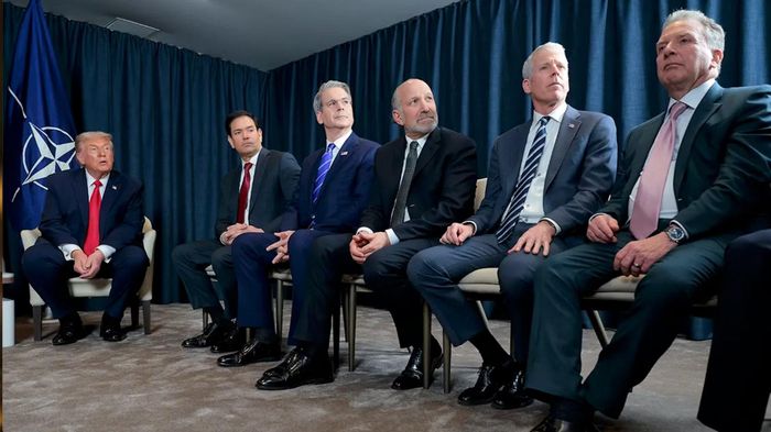Tổng thống Donald Trump cùng các thành viên nội các xuất hiện với những đôi giày da đen có kiểu dáng tương đồng tại Diễn đàn Kinh tế Thế giới ở Davos, Thụy Sĩ. Nguồn: Chip Somodevilla.