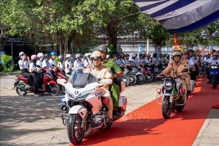 Diễu hành, phát động phong trào nghiêm chỉnh chấp hành pháp luật về phòng, chống ma túy năm 2026. Ảnh: TTXVN phát