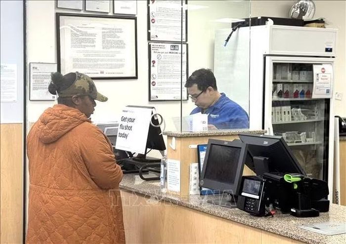 Người dân làm thủ tục tiêm vaccine tại một nhà thuốc nằm trong chuỗi siêu thị Walmart ở thủ đô Washington D.C.
