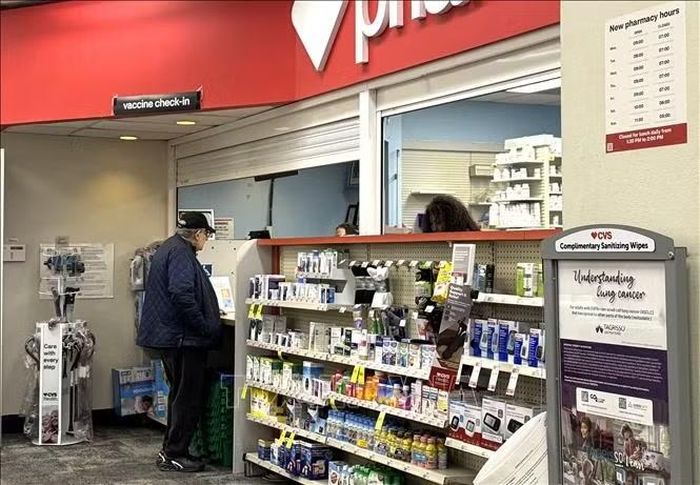 Người dân làm thủ tục tiêm vaccine tại cửa một hàng dược phẩm của CVS ở thủ đô Washington D.C.