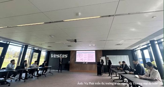 Thứ trưởng Trương Thanh Hoài làm việc với Tập đoàn Vestas tại Aahus, Đan Mạch. Ảnh: moit.gov.vn