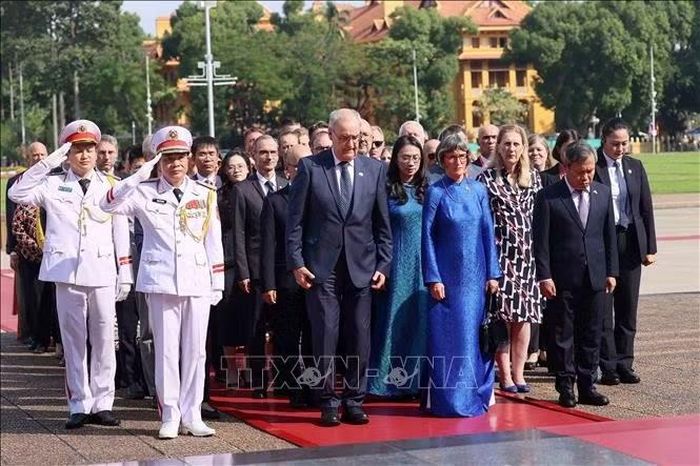 Tổng thống Guy Parmelin và Phu nhân Caroline Parmelin cùng Đoàn đại biểu cấp cao Thụy Sĩ kính cẩn tưởng niệm Chủ tịch Hồ Chí Minh. Ảnh: An Đăng/TTXVN
