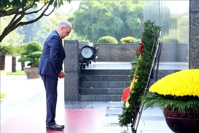 Tổng thống Thụy Sĩ Guy Parmelin đặt vòng hoa, kính cẩn tưởng niệm Chủ tịch Hồ Chí Minh. Ảnh: An Đăng/TTXVN