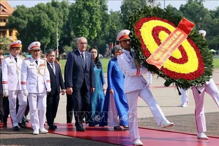 Tổng thống Liên bang Thụy Sĩ Guy Parmelin và Phu nhân Caroline Parmelin đến đặt vòng hoa và vào Lăng viếng Chủ tịch Hồ Chí Minh. Ảnh: An Đăng/TTXVN