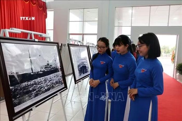 Đoàn thanh niên tìm hiểu dấu ấn Chủ tịch Hồ Chí Minh tại Cam Ranh. Ảnh Đặng Tuân/TTXVN