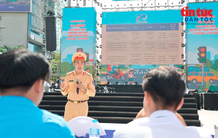 Đại diện Công an giao thông trình bày về những quy định khi tham gia giao thông với các thanh niên tại chương trình.