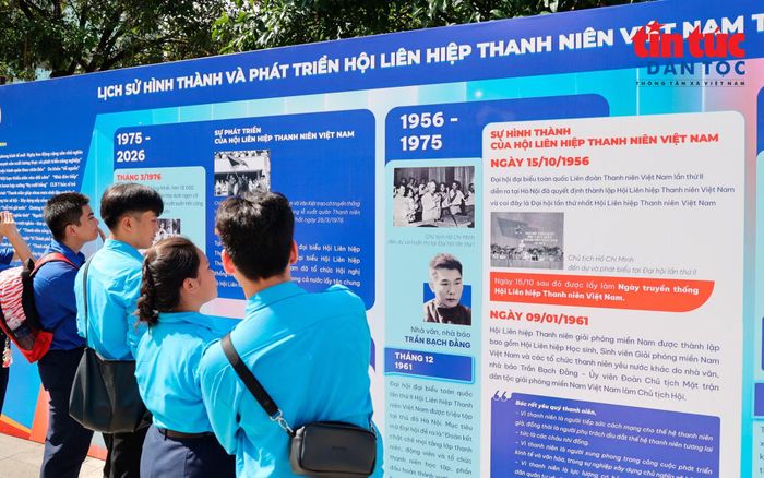 Các thanh niên tham quan, tìm hiểu về lịch sử hình thành và phát triển của tổ chức Hội liên hiệp Thanh niên Việt Nam tại chương trình.