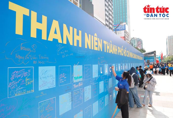Thanh niên TP Hồ Chí Minh ký tên hưởng ứng nói không với ma túy tại chương trình.
