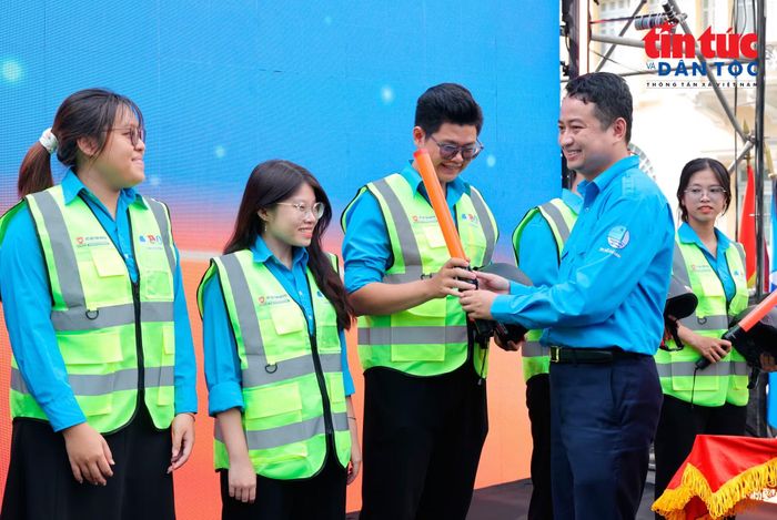 Anh Lê Tuấn Anh, Chủ tịch Hội LHTN Việt Nam TP Hồ Chí Minh trao tặng bộ dụng cụ hỗ trợ điều phối an toàn giao thông cho các đội hình thanh niên tình nguyện phản ứng nhanh tại chương trình.