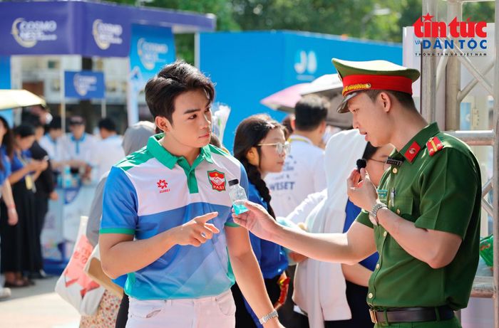 Các chiến sĩ thanh niên công an tuyên truyền về những tác hại của ma túy đến với thanh niên tại chương trình.