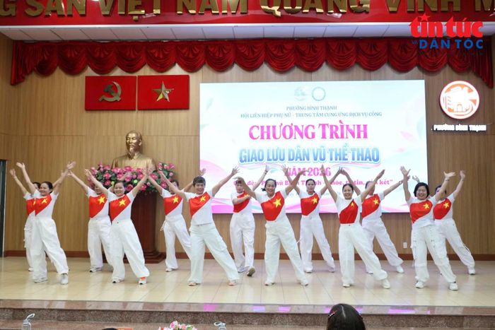 Hội viên, phụ nữ phường Bình Thạnh tham gia giao lưu dân vũ chào mừng Ngày Phụ nữ Việt Nam 20/10.