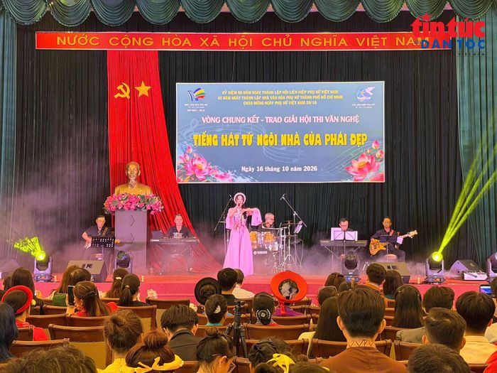 Các tiết mục tại hội thi “Tiếng hát từ ngôi nhà của phái đẹp” ca ngợi quê hương, đất nước và vẻ đẹp phụ nữ Việt Nam.
