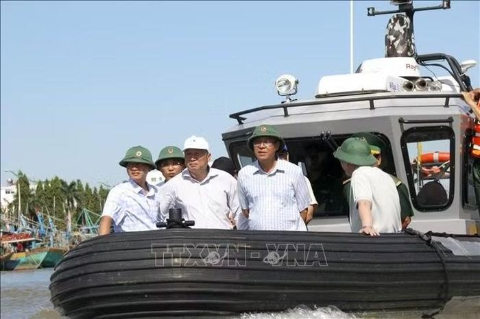 Ông Nguyễn Minh (thứ 2, bên phải), Phó Chủ tịch UBND tỉnh Lâm Đồng cùng đoàn công tác di chuyển bằng ca nô trên sông Cà Ty qua khu vực xóm “nhà chồ” để đánh giá hiện trạng khu vực sẽ triển khai xây dựng kè.