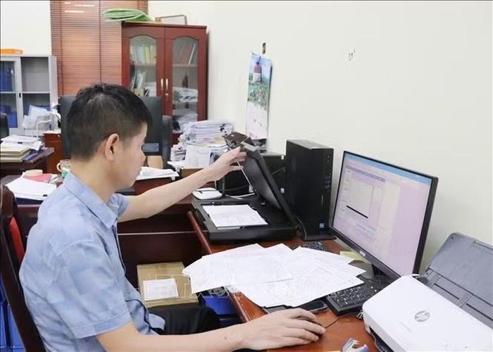 Cán bộ, chuyên viên Ban Xây dựng Đảng, Đảng ủy xã Tứ Kỳ đang chuẩn hóa, đối soát, scan hồ sơ đảng viên.