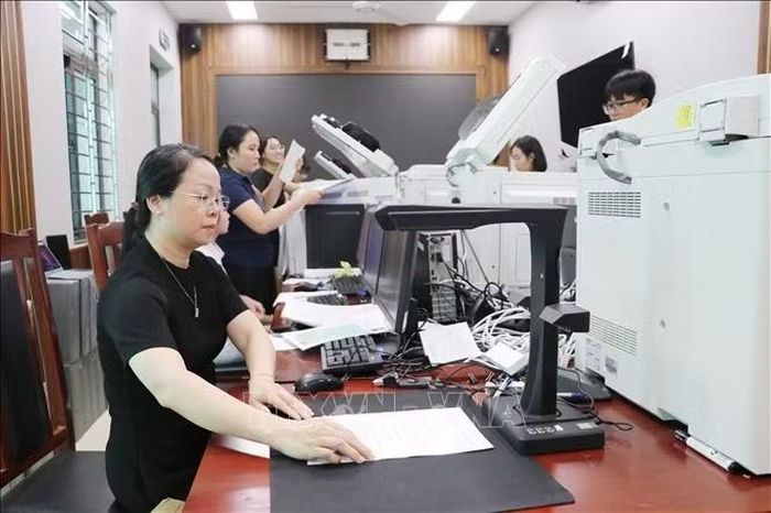 Cán bộ, chuyên viên Ban Xây dựng Đảng, Đảng ủy xã Tứ Kỳ đang chuẩn hóa, đối soát, scan hồ sơ đảng viên.