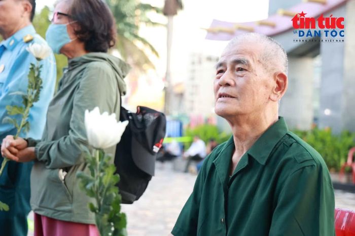 Ông Triệu Lẫy, ngụ phường Phú Thọ Hoà trong lễ tiễn đồng đội về nơi an nghỉ cuối cùng.