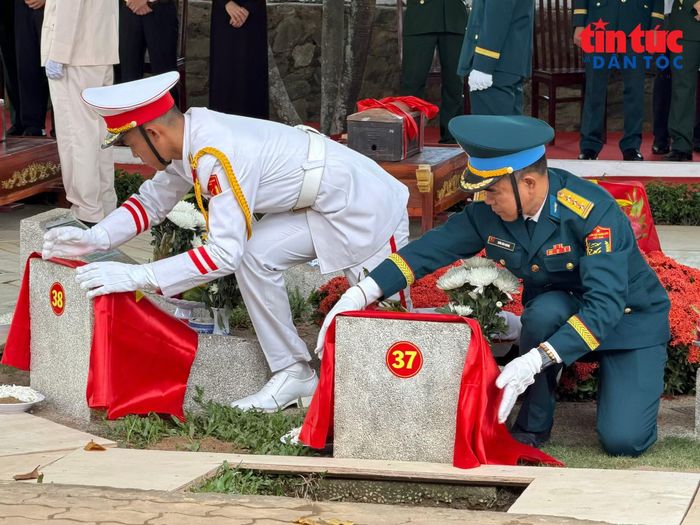 Các đơn vị thực hiện nghi thức an táng hài cốt liệt sĩ tại Nghĩa trang TP Hồ Chí Minh.