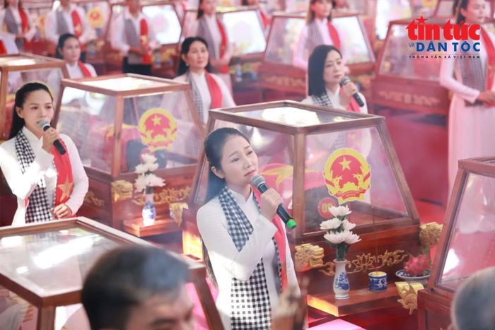 Các nghệ sĩ TP Hồ Chí Minh hát tiễn biệt các liệt sĩ trước khi về nơi an nghỉ cuối cung.
