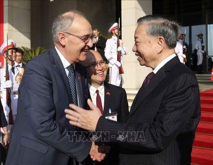 Tổng Bí thư, Chủ tịch nước Tô Lâm và Tổng thống Liên bang Thụy Sĩ Guy Parmelin. Ảnh: Thống Nhất/TTXVN
