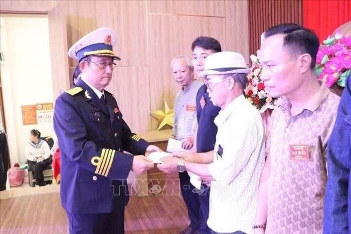 Ban tổ chức trao tặng 21 suất quà cho thân nhân các gia đình liệt sĩ.