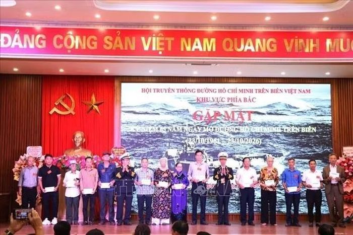 Ban tổ chức trao tặng các suất quà cho thân nhân các gia đình liệt sĩ.