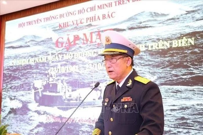 Phó Chủ tịch Hội truyền thống đường Hồ Chí Minh trên biển Trần Hữu Nam đọc diễn văn kỷ niệm 65 năm ngày mở đường Hồ Chí Minh trên biển.