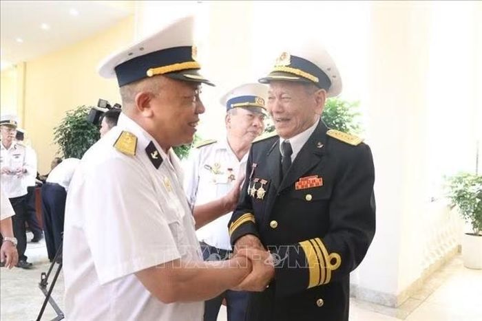 Niềm vui hội ngộ của các Hội viên Hội truyền thống đường Hồ Chí Minh trên biển.