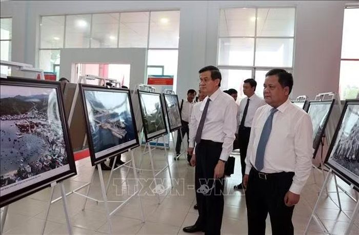 Các đại biểu tham quan triển lãm ảnh, tư liệu về Chủ tịch Hồ Chí Minh và sự kiện Người đến vịnh Cam Ranh tháng 10/1946. Ảnh: Đặng Tuấn/TTXVN
