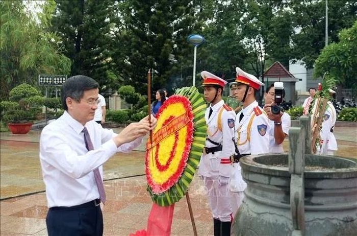 Đồng chí Đoàn Minh Huấn, Ủy viên Bộ Chính trị, Giám đốc Học viện Chính trị quốc gia Hồ Chí Minh dâng hương tại tượng đài Bác Hồ. Ảnh: Đặng Tuấn/TTXVN