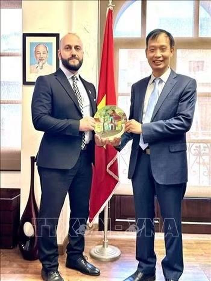 Đại sứ Việt Nam tại Ai Cập kiêm nhiệm Liban Nguyễn Nam Dương gặp Chủ tịch Liên đoàn Vovinam Liban Baha Al-Zaghir. Ảnh: Đại sứ quán Việt Nam tại Ai Cập/TTXVN phát