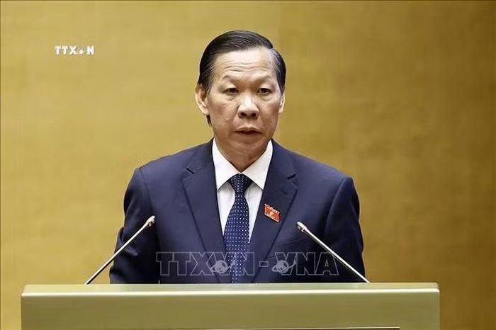 Chủ nhiệm Ủy ban Kinh tế và Tài chính của Quốc hội Phan Văn Mãi trình bày báo cáo thẩm tra về 03 dự án Luật: Luật Phát triển doanh nghiệp nhỏ và vừa; Luật sửa đổi, bổ sung một số điều của Luật Chứng khoán; Luật sửa đổi, bổ sung một số điều của Luật Kế toán, Luật Kiểm toán độc lập. Ảnh: Doãn Tấn/TTXVN