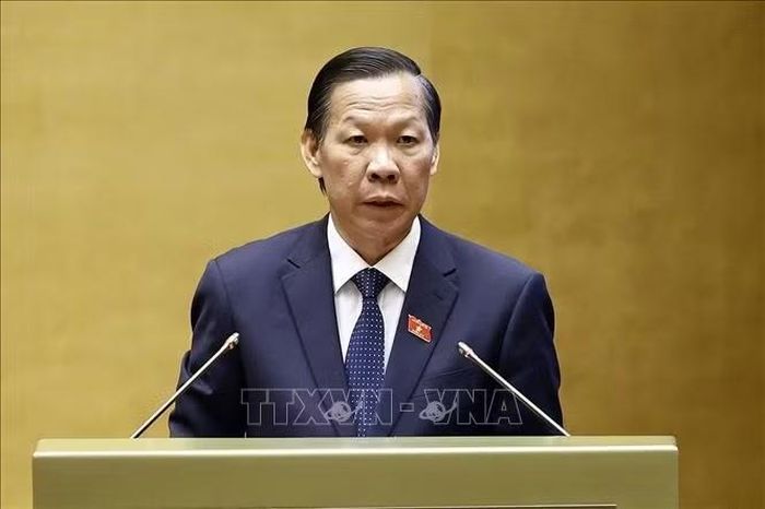 Chủ nhiệm Ủy ban Kinh tế và Tài chính của Quốc hội Phan Văn Mãi trình bày báo cáo. Ảnh: Doãn Tấn/TTXVN