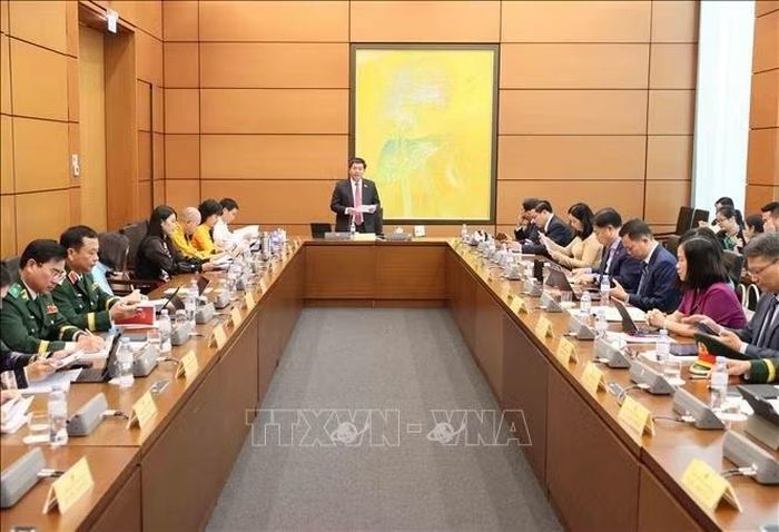 Đoàn đại biểu Quốc hội tỉnh Quảng Trị thảo luận tại tổ. Ảnh: An Đăng/TTXVN