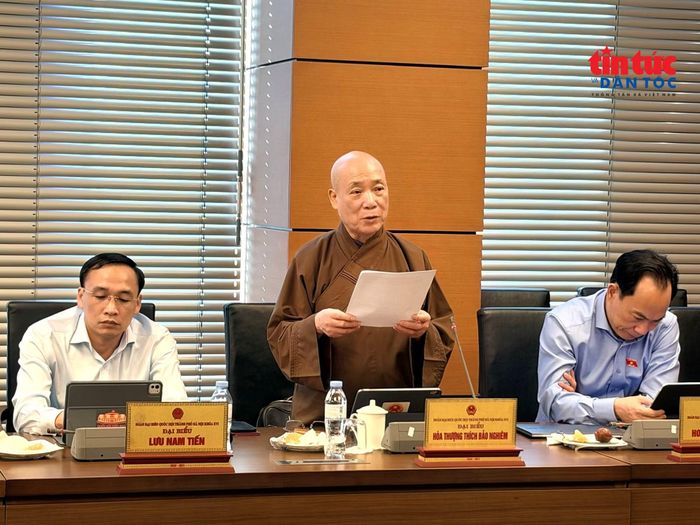 Hòa thượng Thích Bảo Nghiêm, đại biểu Quốc hội Đoàn TP Hà Nội phát biểu. Ảnh: Viết Tôn