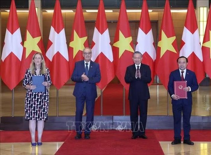 Tổng Bí thư, Chủ tịch nước Tô Lâm và Tổng thống Thụy Sĩ Guy Parmelin chứng kiến lễ trao các văn kiện hợp tác giữa hai nước. Ảnh: Thống Nhất/TTXVN