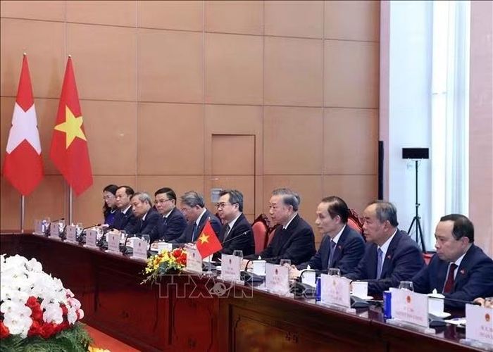 Tổng Bí thư, Chủ tịch nước Tô Lâm và thành viên đoàn cấp cao Việt Nam tại cuộc hội đàm với Tổng thống Thụy Sĩ Guy Parmelin. Ảnh: Thống Nhất/TTXVN