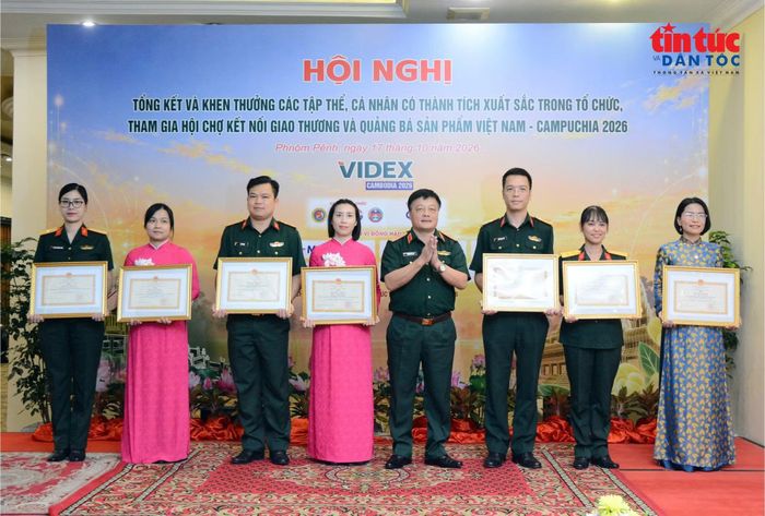 Thiếu tướng Nguyễn Đức Tăng, Uỷ viên Thường vụ Đảng uỷ, Phó Chính uỷ Tổng cục Công nghiệp Quốc phòng, Trưởng ban tổ chức Hội chợ trao Bằng khen tặng các cá nhân có thành tích xuất sắc trong tổ chức và tham gia Hội chợ.