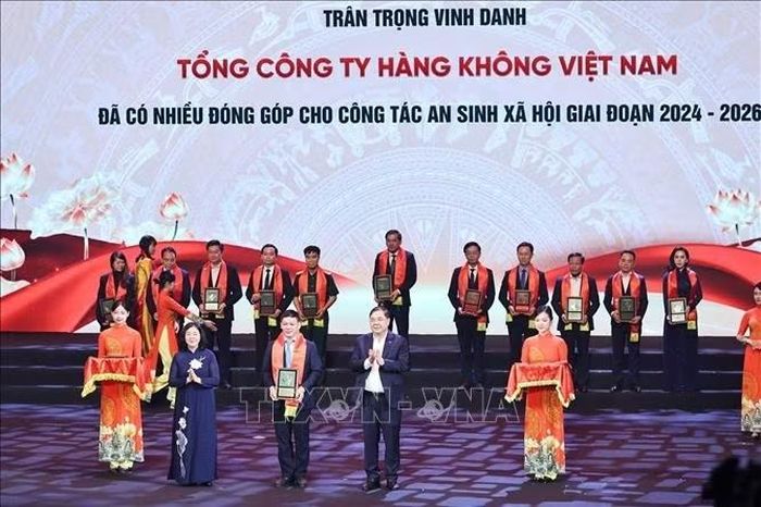 Đồng chí Bùi Thị Minh Hoài, Chủ tịch Ủy ban Trung ương MTTQ Việt Nam và Phó Thủ tướng Thường trực Chính phủ Phạm Gia túc Vinh danh các tổ chức và cá nhân. Ảnh: MInh Đức/TTXVN