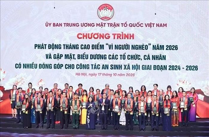 Đồng chí Bùi Thị Minh Hoài, Chủ tịch Ủy ban Trung ương MTTQ Việt Nam và Phó Thủ tướng Thường trực Chính phủ Phạm Gia túc Vinh danh các tổ chức và cá nhân. Ảnh: Minh Đức/TTXVN
