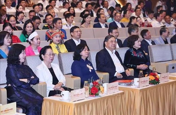 Đồng chí Bùi Thị Minh Hoài - Ủy viên Bộ Chính trị, Bí thư Trung ương Đảng, Bí thư Đảng ủy Dân vận, Mặt trận và các đoàn thể Trung ương, Chủ tịch Ủy ban Trung ương MTTQ Việt Nam cùng các đại biểu tham dự Chương trình. Ảnh: Mình Đức/TTXVN