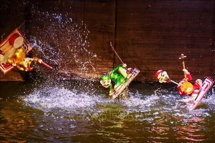 Tiết mục múa rối kết hợp nghệ thuật dân gian do các nghệ sĩ Nhà hát Múa rối Việt Nam biểu diễn. Ảnh: Khánh Hoà/TTXVN