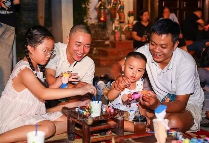 Người dân trải nghiệm các hoạt động tại chương trình. Ảnh: Khánh Hoà/TTXVN