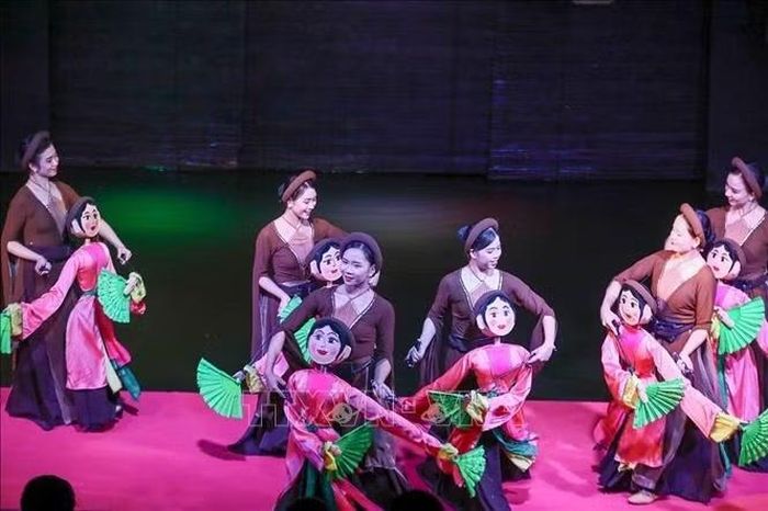 Tiết mục múa rối kết hợp nghệ thuật dân gian do các nghệ sĩ Nhà hát Múa rối Việt Nam biểu diễn. Ảnh: Khánh Hoà/TTXVN