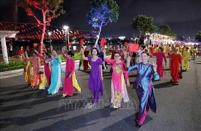 Các loại áo dài với đủ mọi hình dáng, màu sắc của các vùng miền tổ quốc được diễu hành bên bờ sông Hàn, thành phố Đà Nẵng.