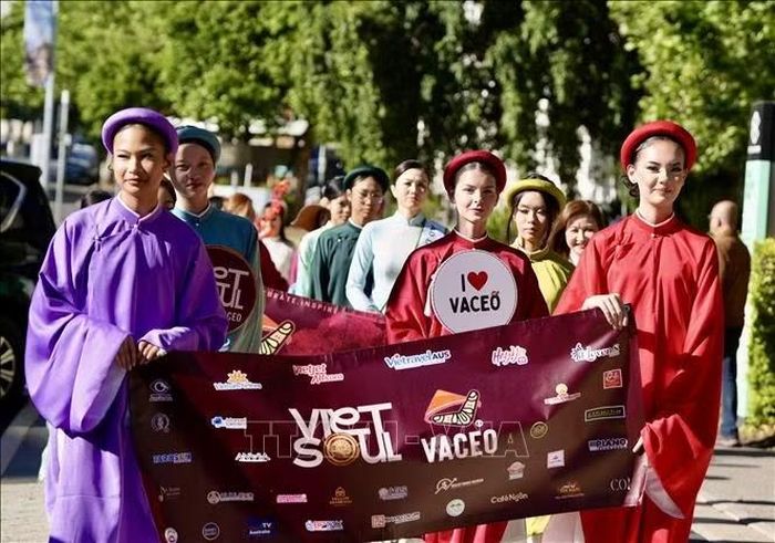 Đoàn diễu hành áo dài đi qua khu vực Bankstown Plaza, bến tàu Bankstown trước khi quay trở lại Nhà hát Bryan Brown Theatre. Ảnh: Lê Đạt/TTXVN