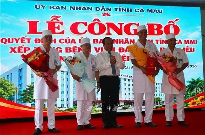 Ông Nguyễn Minh Luân, Phó Chủ tịch UBND tỉnh Cà Mau trao quyết định xếp hạng I và tặng hoa cho Ban Giám đốc Bệnh viện đa khoa Bạc Liêu.